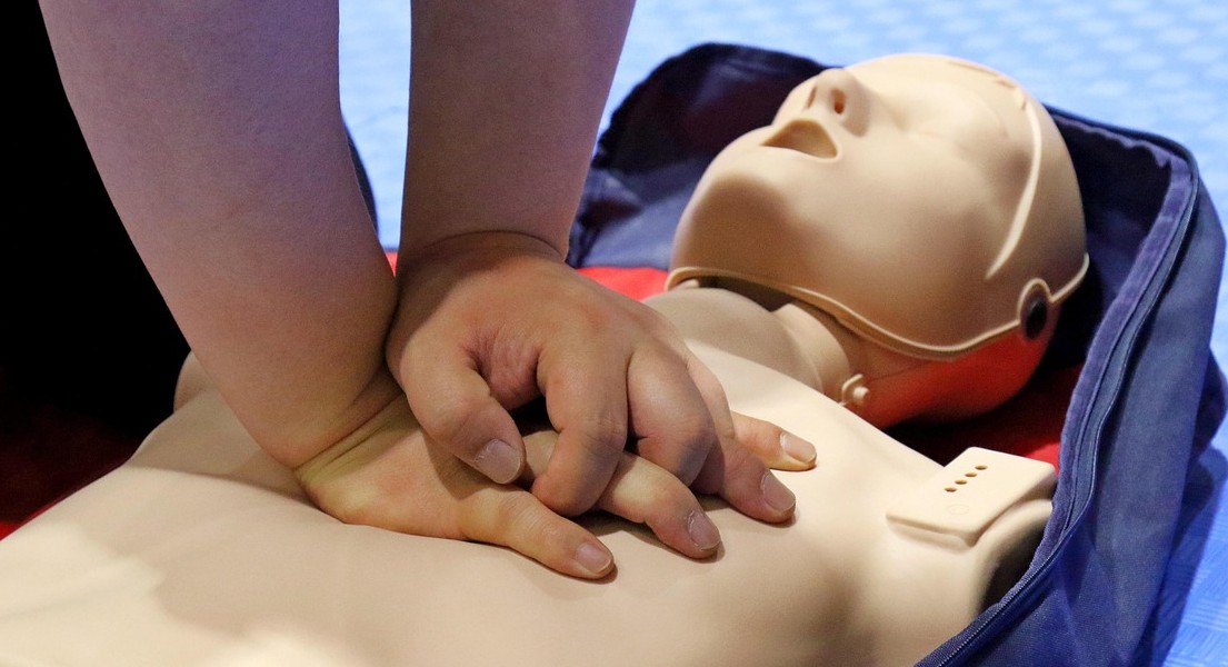 Defibrylator AED w szkole i na zewnątrz